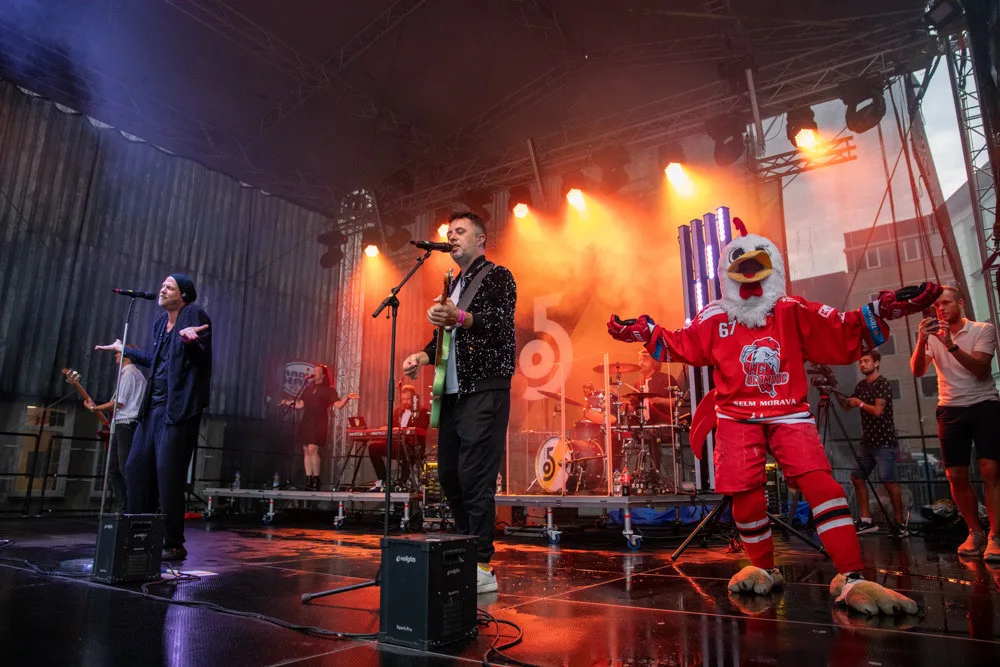 FOTOGALERIE: Hokejové bitvy, koncerty i divadlo. Olomoucký klub uspořádal pro fanoušky jedinečný festival