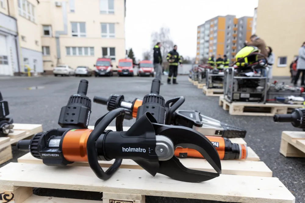 Na Přerovsku v noci havarovalo auto. Zaklíněného řidiče vyprostili hasiči s novou bateriovou technikou