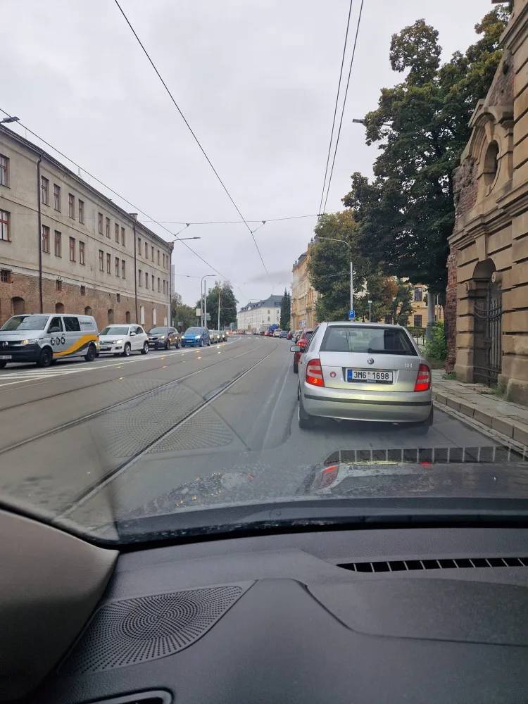 Kolony a zácpy po celé Olomouci. Opravy Velkomoravské ráno notně zkomplikovaly dopravu