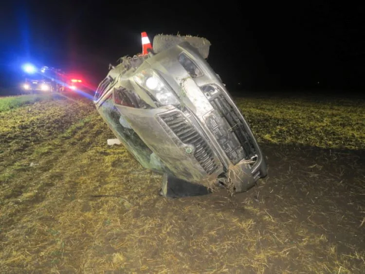 Mladíka, kterého na Přerovsku vyprošťovali z auta hasiči, měl skoro tři promile. Hrozí mu vězení