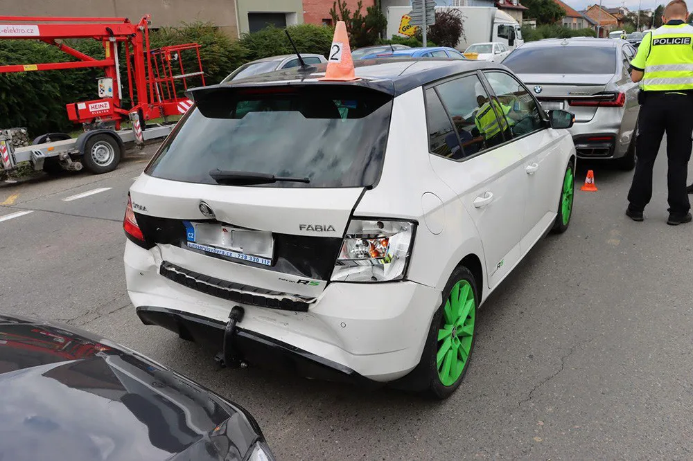 Řidič v Olomouci pozoroval policisty u krajnice a boural. Odhad škody dosahuje 300 tisíc korun