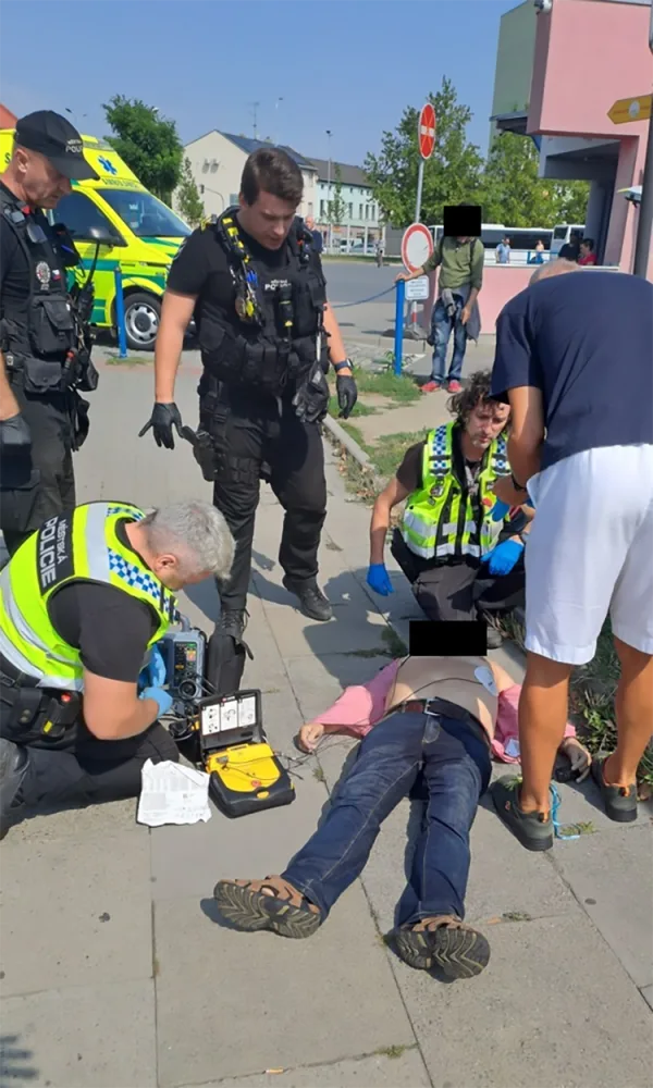 Starší muž se za chůze zhroutil u přerovského nádraží. Strážníci mu zachránili život
