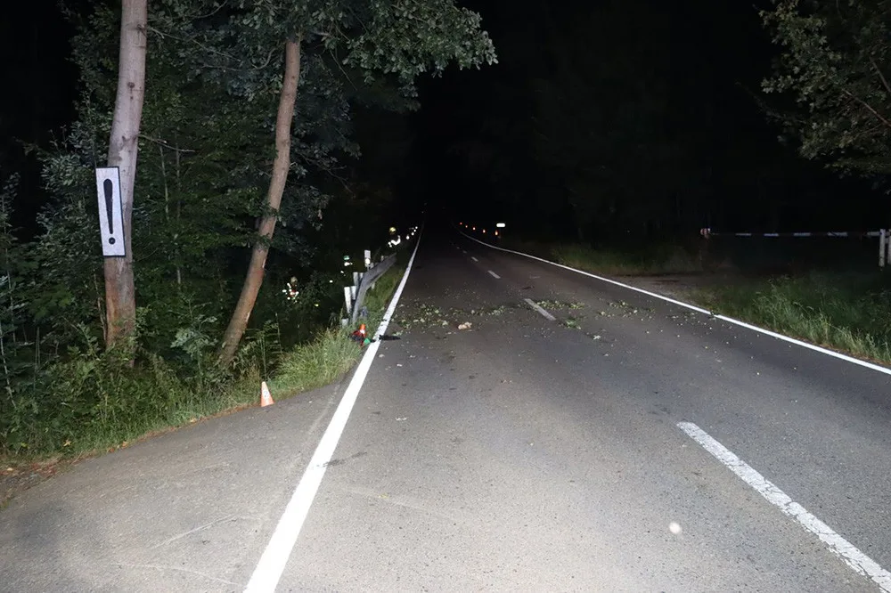 2 - Mladík v Audi A5 boural poblíž Velké Bystřice, zemřel po převozu do olomoucké fakultní nemocnice