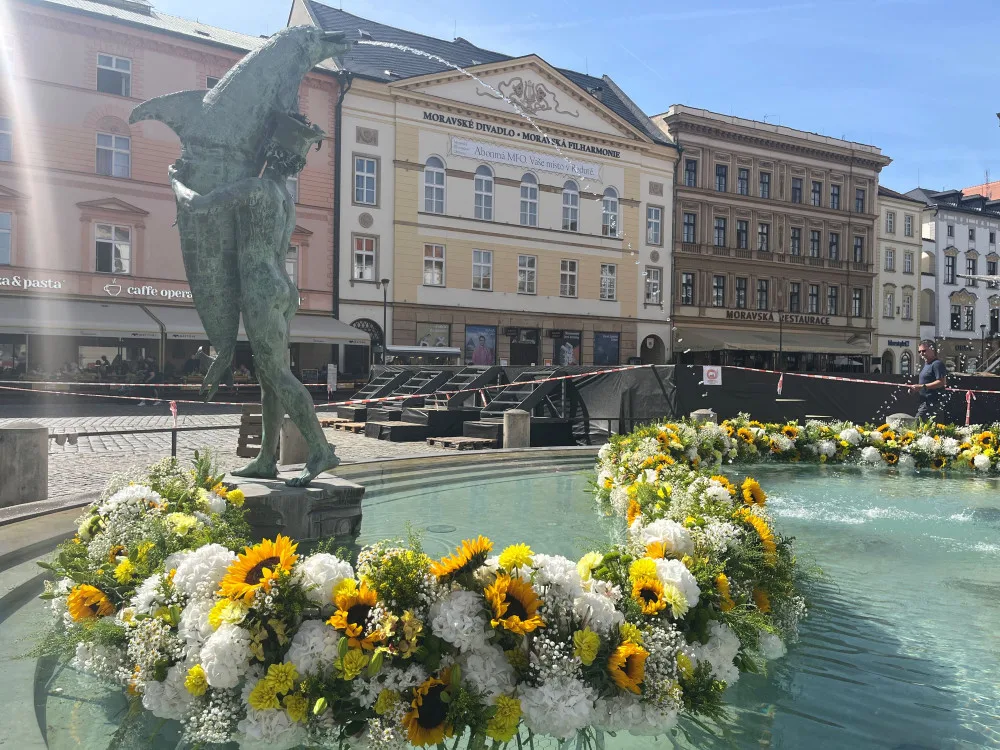 Arionovu kašnu v centru Olomouce rozzářily tisíce květin. Aranžmá je letos inspirované barokem