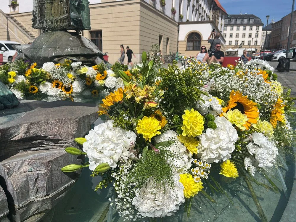 Arionovu kašnu v centru Olomouce rozzářily tisíce květin. Aranžmá je letos inspirované barokem