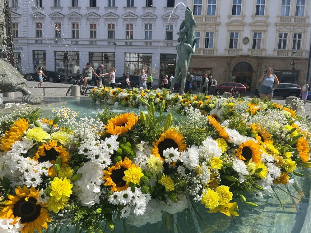 Arionovu kašnu v centru Olomouce rozzářily tisíce květin. Aranžmá je letos inspirované barokem