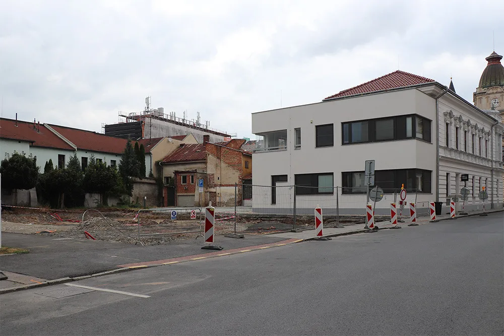 Stavba na parkovišti v Bratrské ulici byla pozastavena, místo prověří archeologové