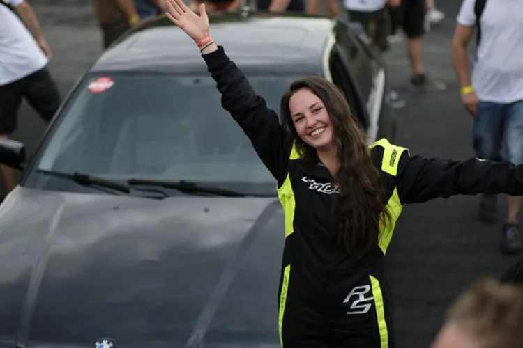 Lenka Pohludková je drifterka, tanečnice i konstruktérka světlometů