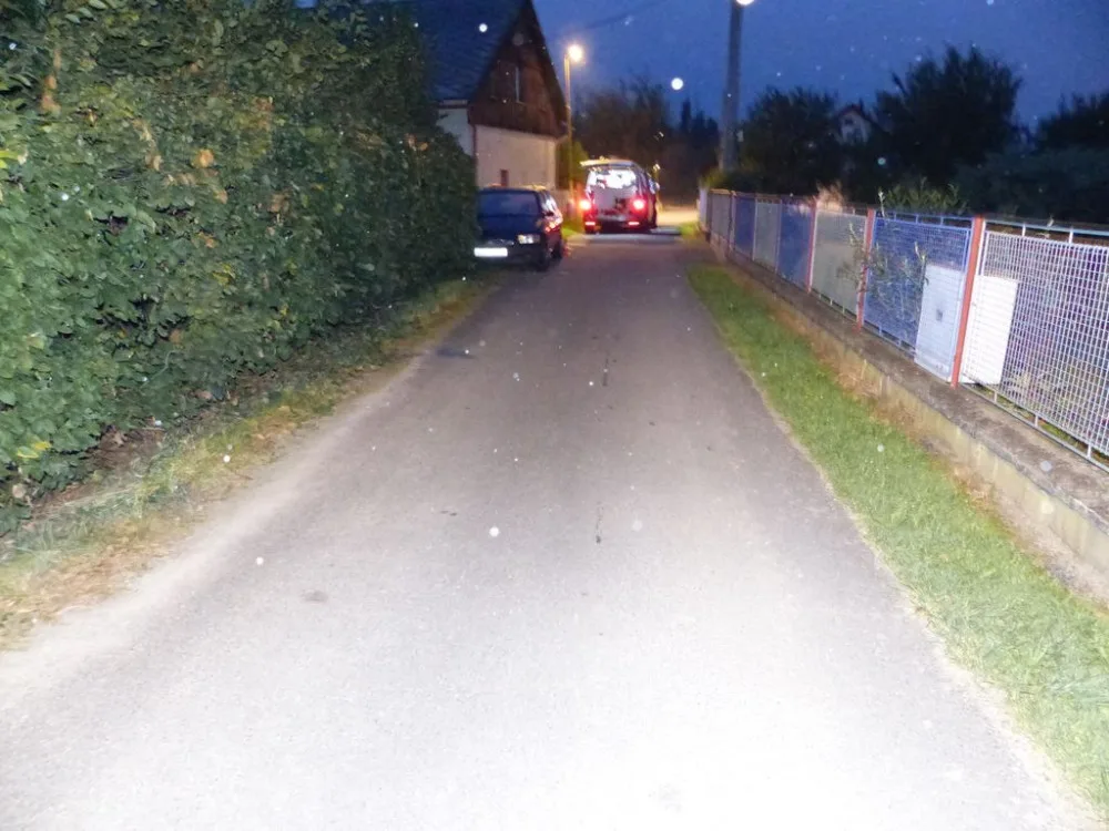 Řidič se třemi promile a pervitinem ve Zlatých Horách naboural zaparkované auto. Od nehody se snažil ujet