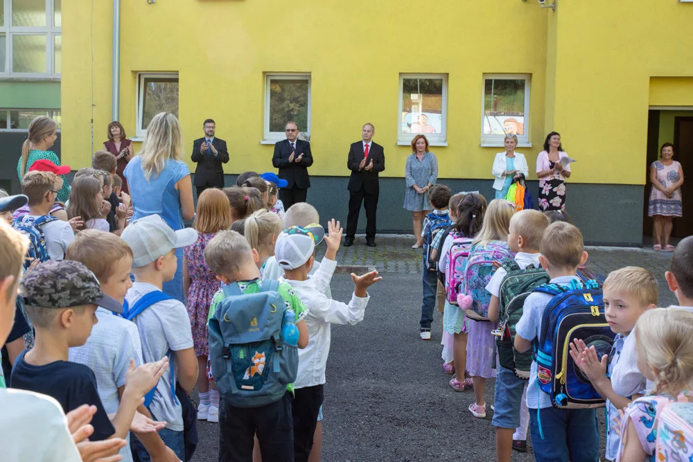 FOTOGALERIE: Škola v Hlubočkách přivítala čtyři desítky prvňáčků. I s kreativními dárky od Honeywellu
