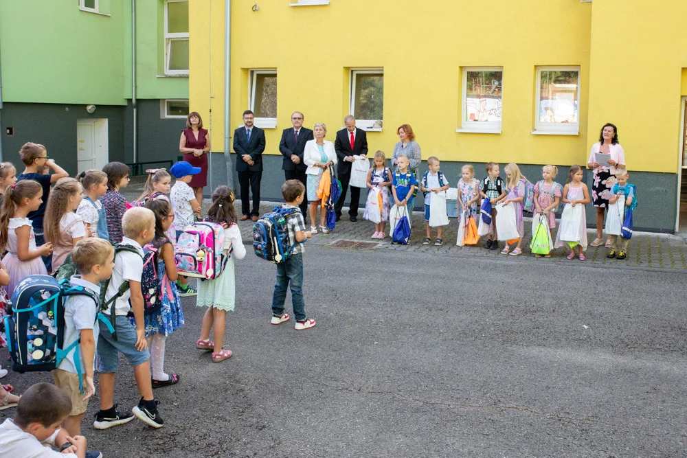 FOTOGALERIE: Škola v Hlubočkách přivítala čtyři desítky prvňáčků. I s kreativními dárky od Honeywellu