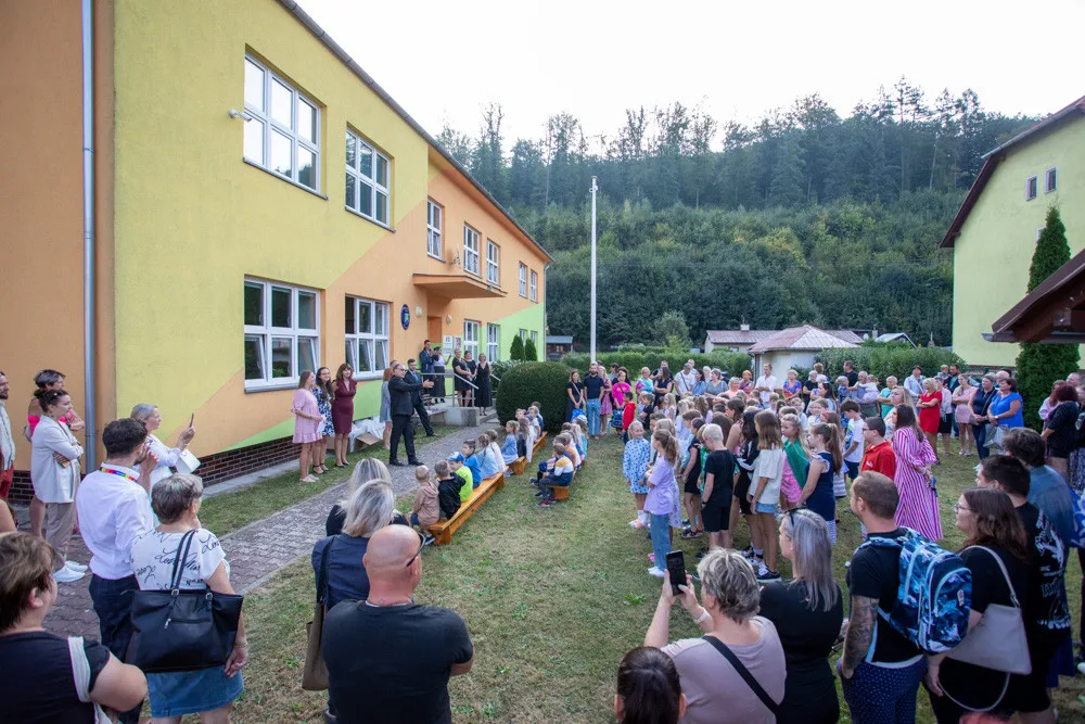 FOTOGALERIE: Škola v Hlubočkách přivítala čtyři desítky prvňáčků. I s kreativními dárky od Honeywellu