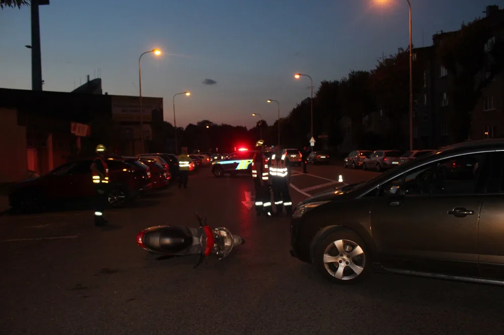 Řidička v Olomouci přehlédla skútr. Dvaaosmdesátiletý řidič skončil s vážným zraněním v nemocnici