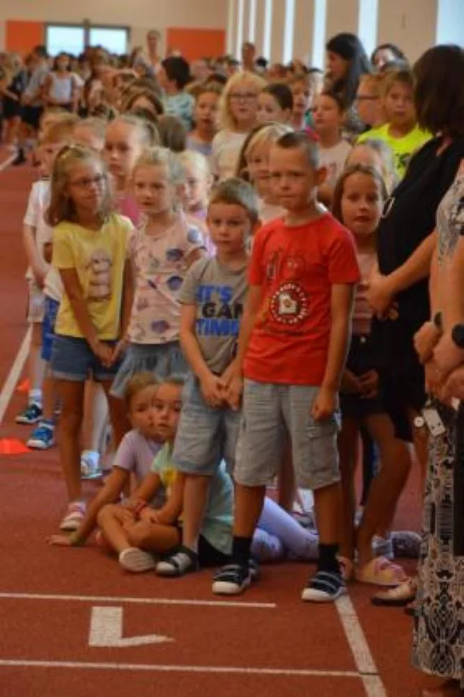 Sportovci z prostějovské základní školy Železného se dočkali běžeckého tunelu. Přišel na 44 milionů