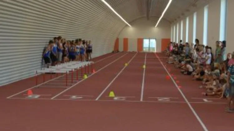 Sportovci z prostějovské základní školy Železného se dočkali běžeckého tunelu. Přišel na 44 milionů