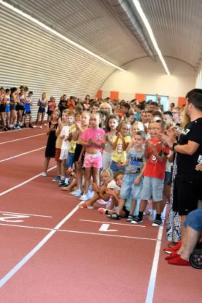 Sportovci z prostějovské základní školy Železného se dočkali běžeckého tunelu. Přišel na 44 milionů