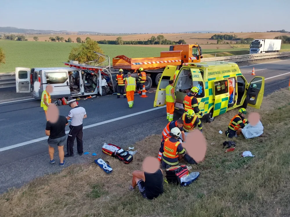 Před Prostějovem dodávka narazila do auta silničářů, pět zraněných. Dálnice je uzavřená