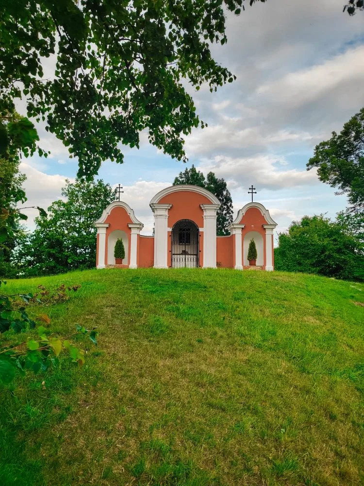 TIP NA VÝLET: Cvilín je poutní místo, ale také rozhledna s krásnými výhledy na Jeseníky a Beskydy