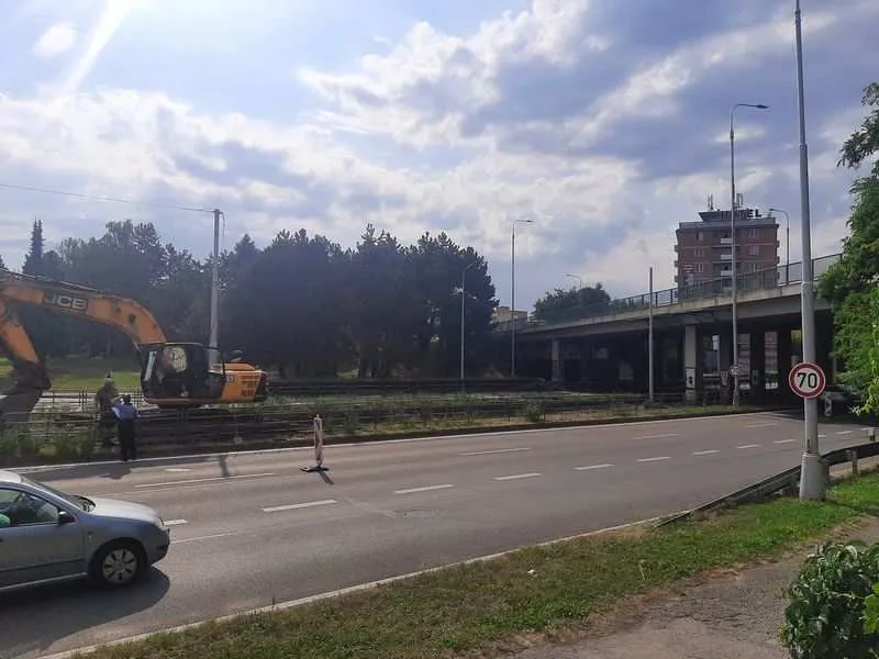 Nepozorný bagrista odpojil část Olomouce od internetu. Lžíci zvedl příliš vysoko a poškodil optický kabel