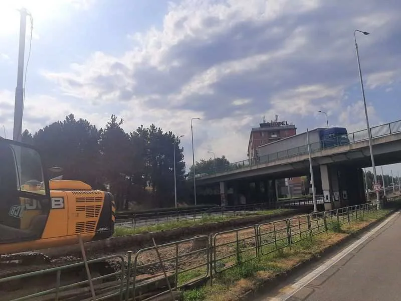 Nepozorný bagrista odpojil část Olomouce od internetu. Lžíci zvedl příliš vysoko a poškodil optický kabel