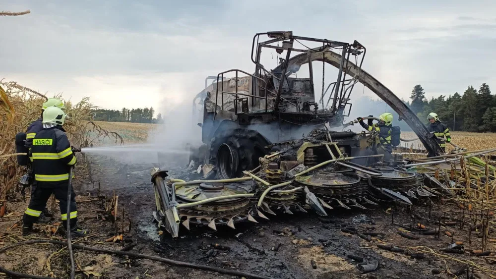 Na poli na Prostějovsku hořel kombajn na kukuřici a okolní pole. Škoda bud nejméně pět milionů