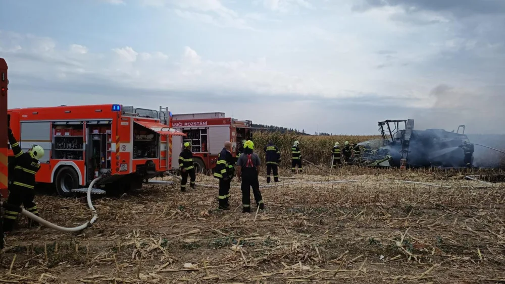 Na poli na Prostějovsku hořel kombajn na kukuřici a okolní pole. Škoda bud nejméně pět milionů