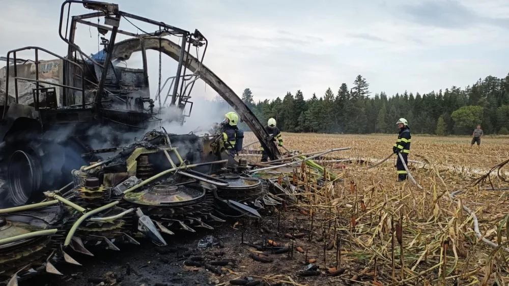 Na poli na Prostějovsku hořel kombajn na kukuřici a okolní pole. Škoda bud nejméně pět milionů