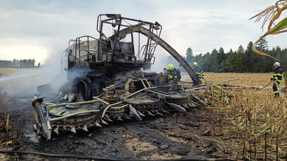 Na poli na Prostějovsku hořel kombajn na kukuřici a okolní pole. Škoda bud nejméně pět milionů
