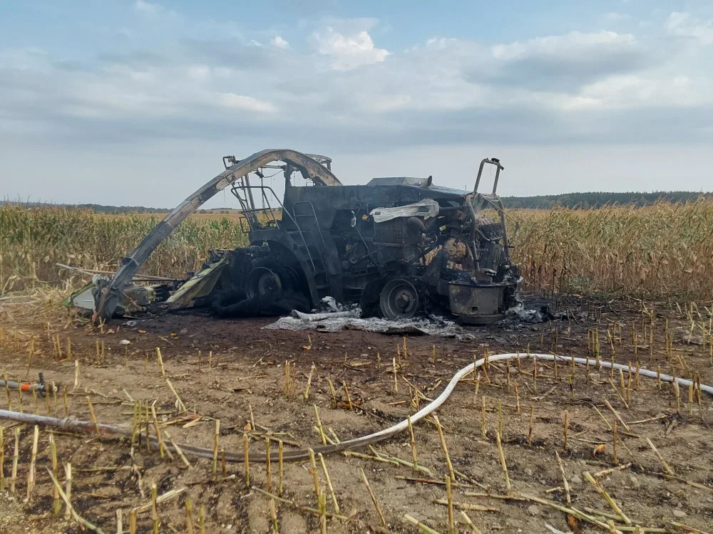 Na poli na Prostějovsku hořel kombajn na kukuřici a okolní pole. Škoda bud nejméně pět milionů