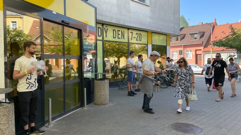 Obránci zvířat protestovali před obchodem Albert v Litovli. Vadí jim životní podmínky kuřat