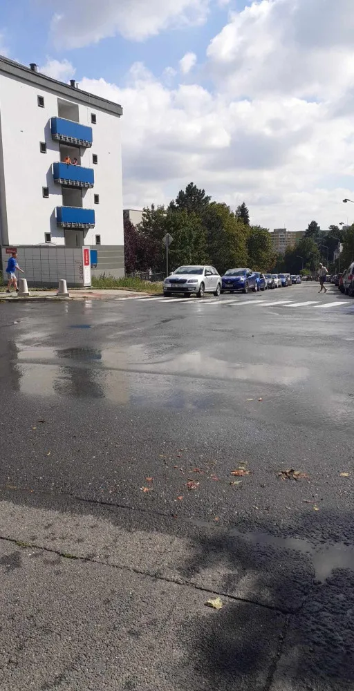 6 - Záplava na kopci. U olomouckého vodojemu prasklo potrubí, v části sídliště nepoteče voda