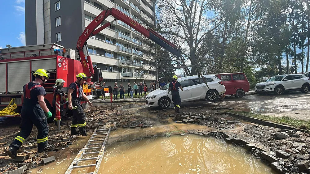 2 - Záplava na kopci. U olomouckého vodojemu prasklo potrubí, havárie se dotkne sídliště i nemocnice