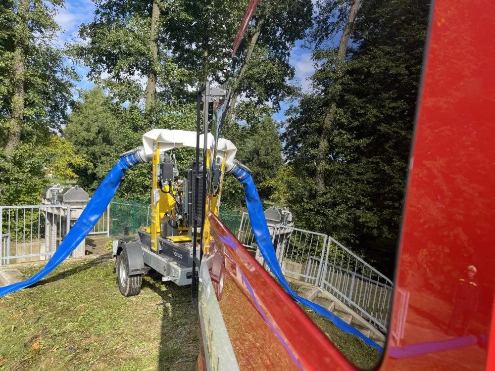 Příval na Desné. Krátce před vydatnými dešti hasiči trénovali, jak zkrotit rozvodněnou řeku