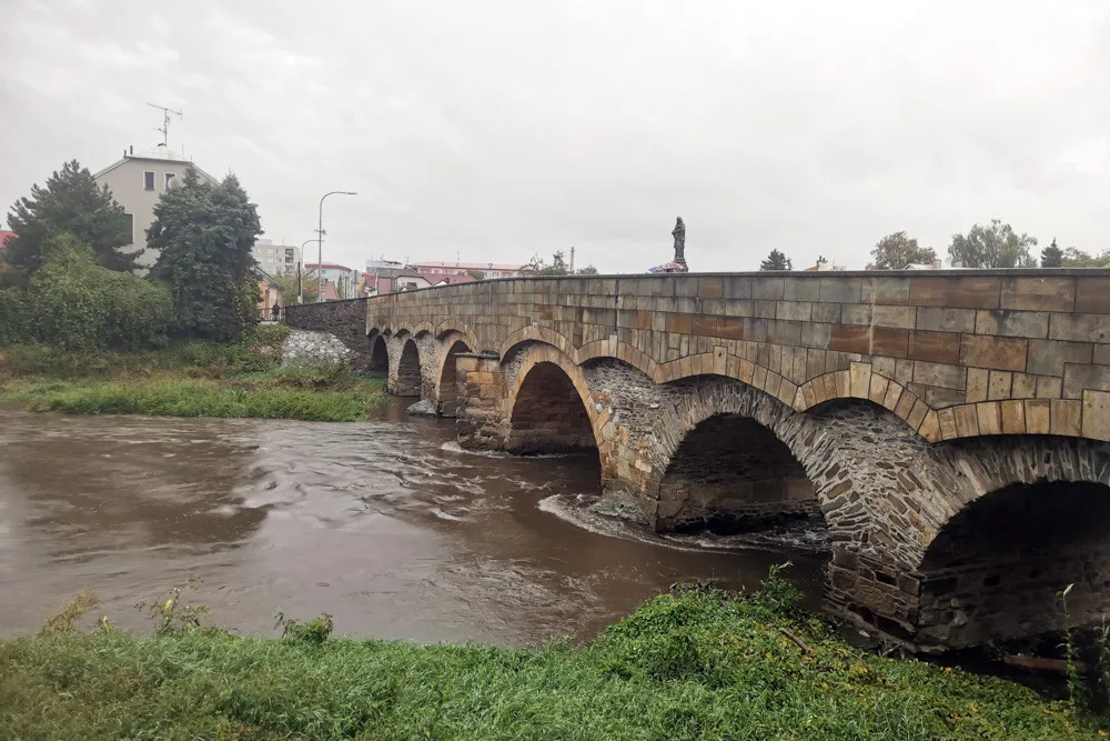 Řeka Morava postupně zvyšuje svou mohutnost, na snímku historický Svatojánský  most