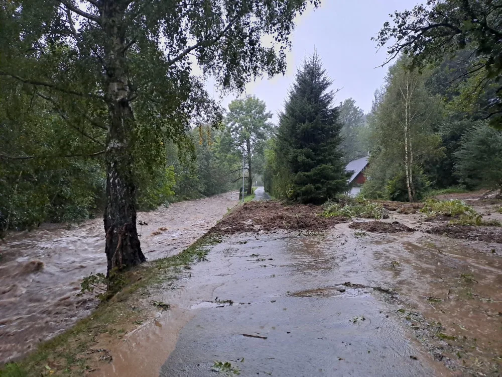 V obci Lipová-lázně spadlo auto do rozbouřené řeky. Hasiči varují před