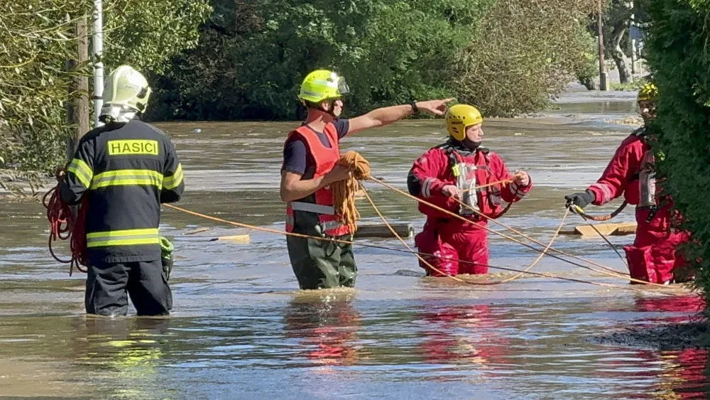 VIDEO: V Hanušovicích se protrhla hráz, vlna zaplavila město za pár minut. Lidé jsou uvěznění v domech