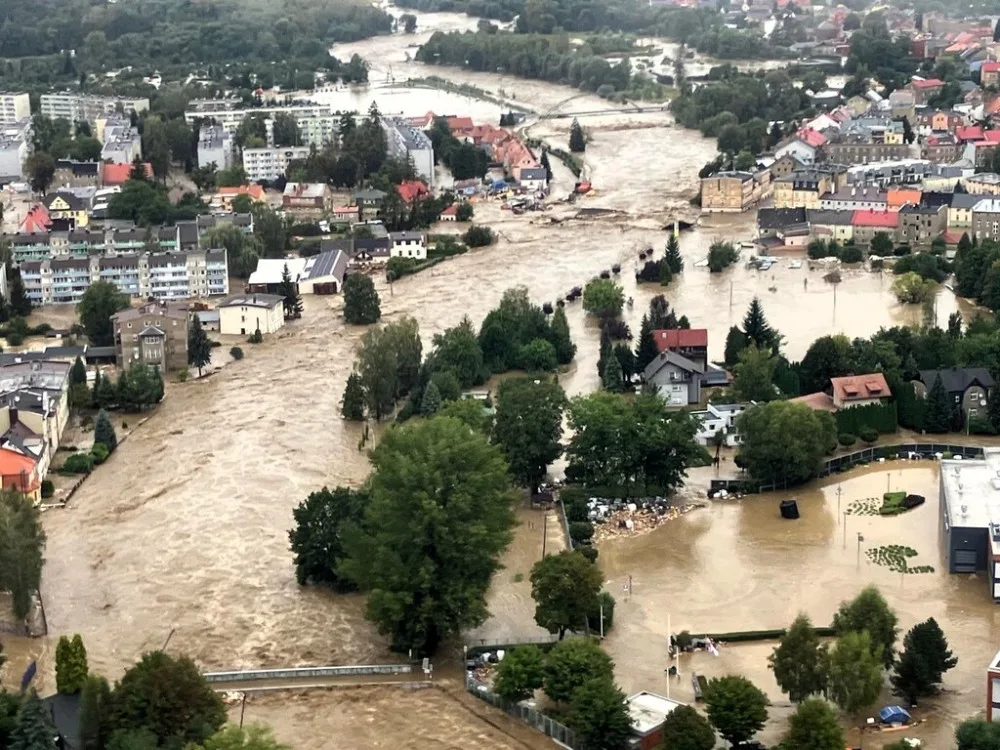 VIDEO: Až polovina lidí na Jesenicku odmítla evakuaci. Vzpouzející člověk by poslal k zemi celý vrtulník, říká pilot