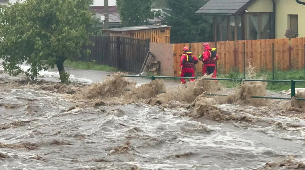 Obyvatelé zasažení povodněmi mohou zažádat o mimořádnou okamžitou pomoc. Úřad práce poskytuje domácnostem až 73 000 korun.