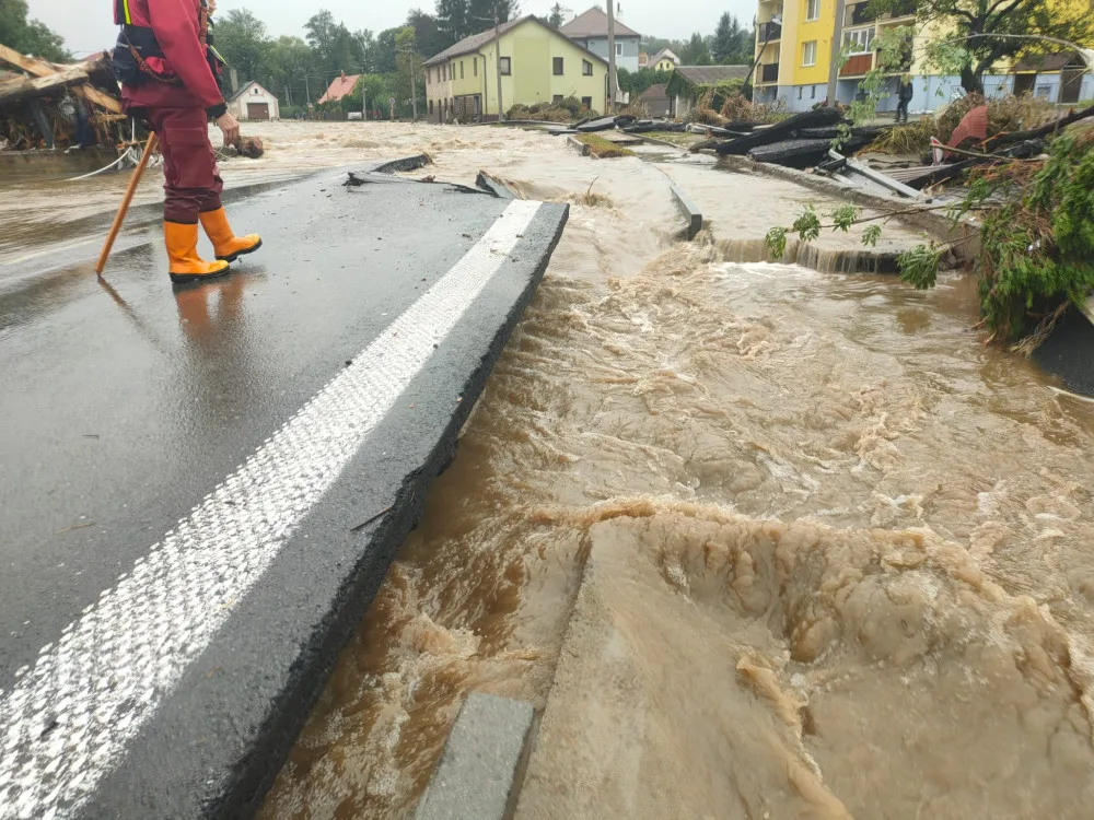 V Olomouckém kraji se pohřešují čtyři lidé. Seniorka z Kobylé nad Vidnávkou a tři lidé z auta strženého řekou