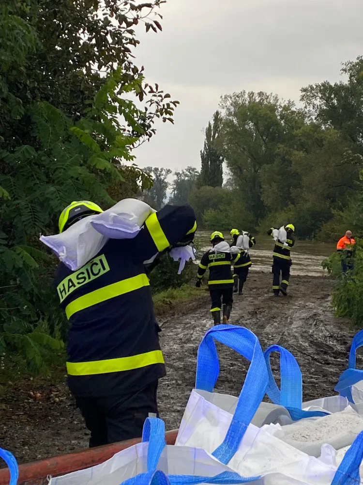 V Chomoutově už Morava překonala hráze a zaplavuje okolí. Na Olomouc se valí dvacetiletá voda