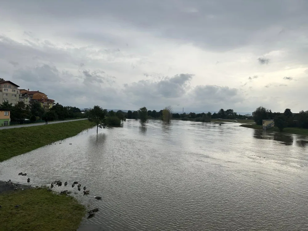 V Chomoutově už Morava překonala hráze a zaplavuje okolí. Na Olomouc se valí dvacetiletá voda
