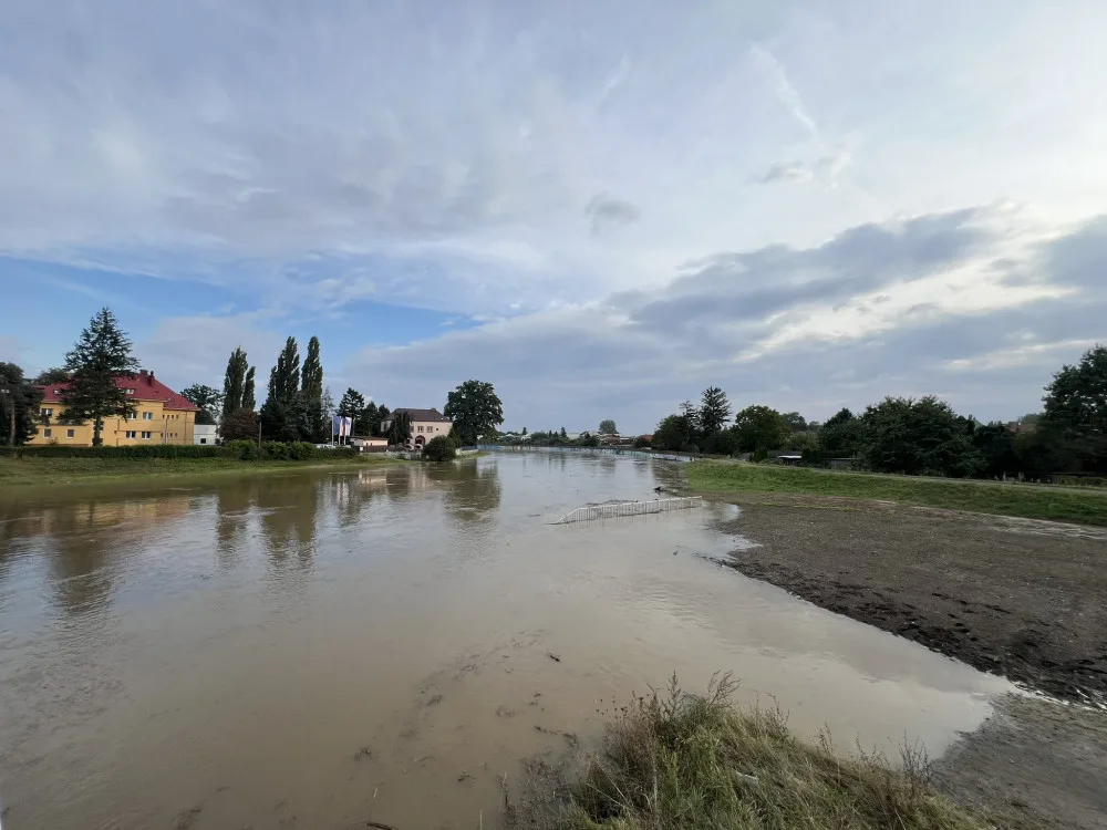 V Chomoutově voda zaplavuje okolí. Na Olomouc se valí dvacetiletá voda, kulminace bude už dnes večer