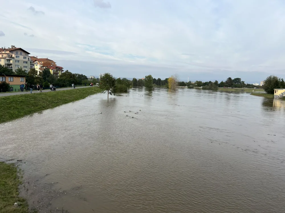 V Chomoutově voda zaplavuje okolí. Na Olomouc se valí dvacetiletá voda, kulminace bude už dnes večer