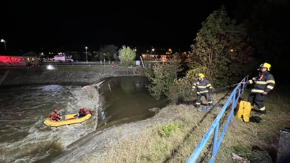 Dívky v řece hledal i vrtulník, oznamovatel si vše vymyslel