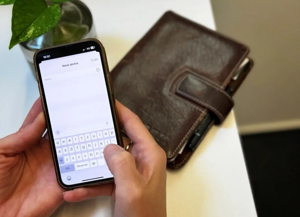Podvodníci zneužívají neštěstí lidí po povodních a rozesílají SMS