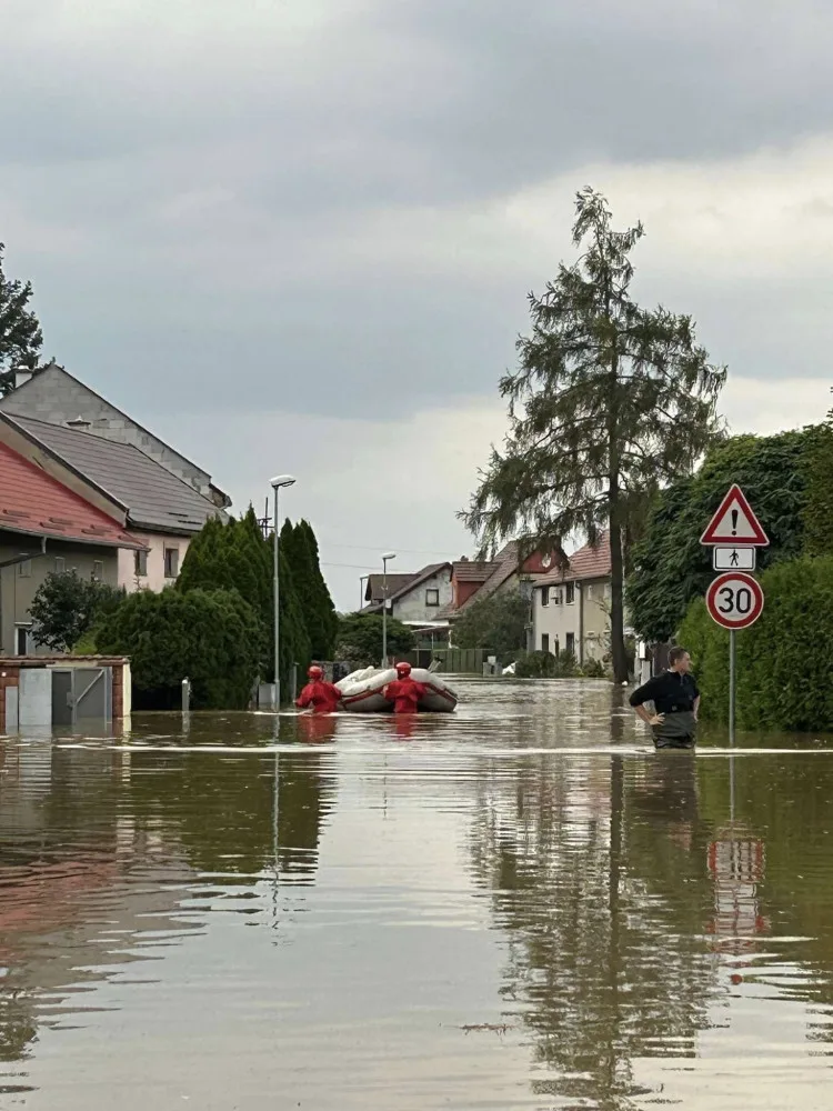 Řeka Morava v Olomouci vystrčila zuby, ale nekousla. Voda už opadá, Chomoutov je průjezdný.