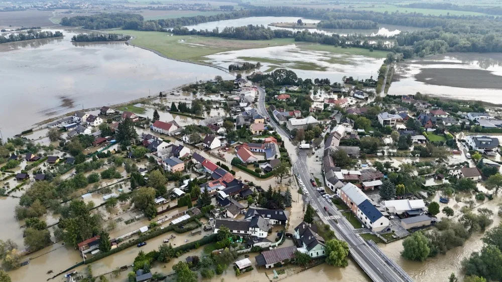 Řeka Morava v Olomouci vystrčila zuby, ale nekousla. Voda už opadá, Chomoutov je průjezdný.