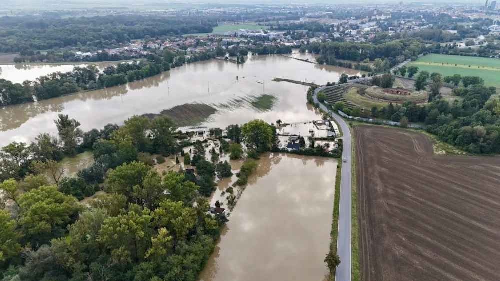 Řeka Morava v Olomouci vystrčila zuby, ale nekousla. Voda už opadá, Chomoutov je průjezdný.