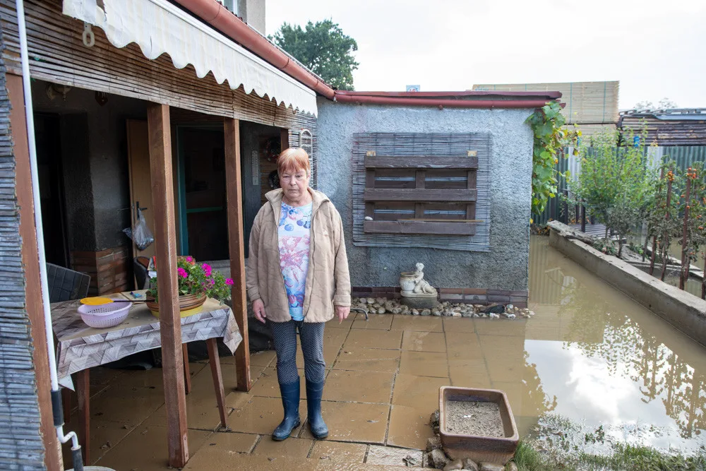 Zdenka Dvořáčková u vytopeného domu v Javoříčské ulici v Litovli