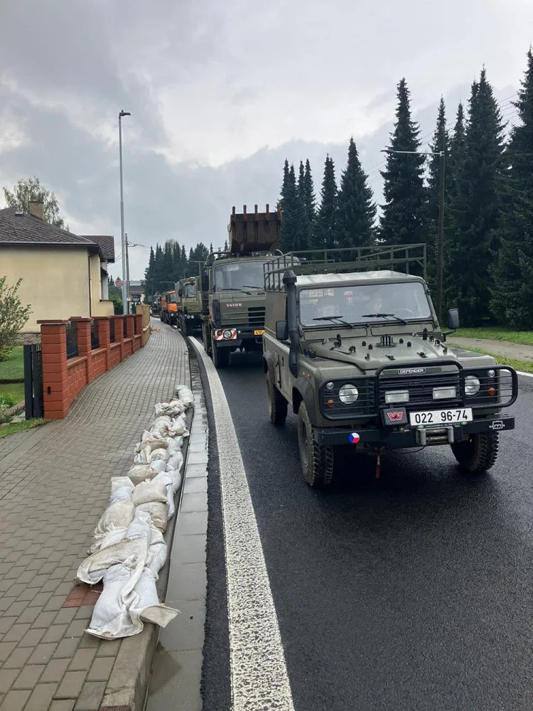 5 - Zkáza silniční sítě na Jesenicku. Škody jsou ohromné, provizorní cestu stavěli i armádní ženisté